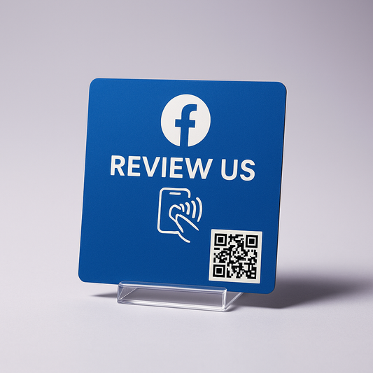 Tarjeta NFC Facebook en soporte, foto de estudio