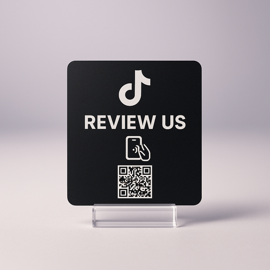 Tarjeta NFC TikTok en soporte, foto de estudio