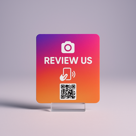 Tarjeta NFC Instagram en soporte, foto de estudio