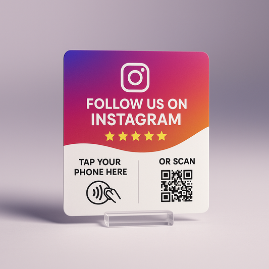 Tarjeta NFC instagram en soporte, diseno real, foto de estudio