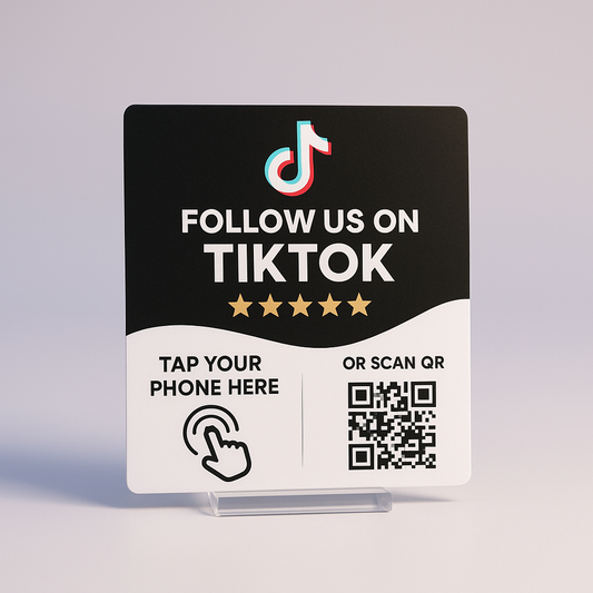 Tarjeta NFC tiktok en soporte, diseno real, foto de estudio